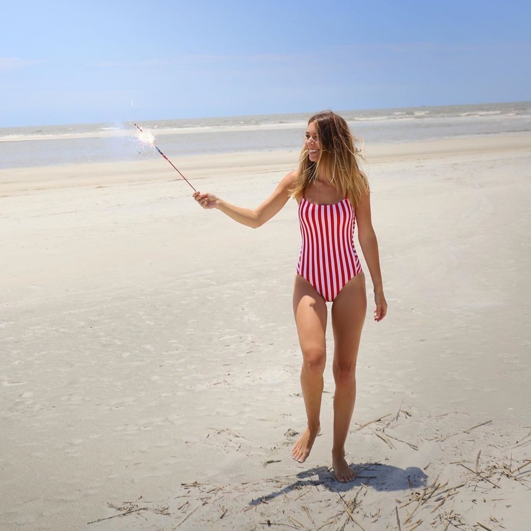 We hope your Independence Day is full of sunshine, smiles + sparklers! 📸: @clothandlabel