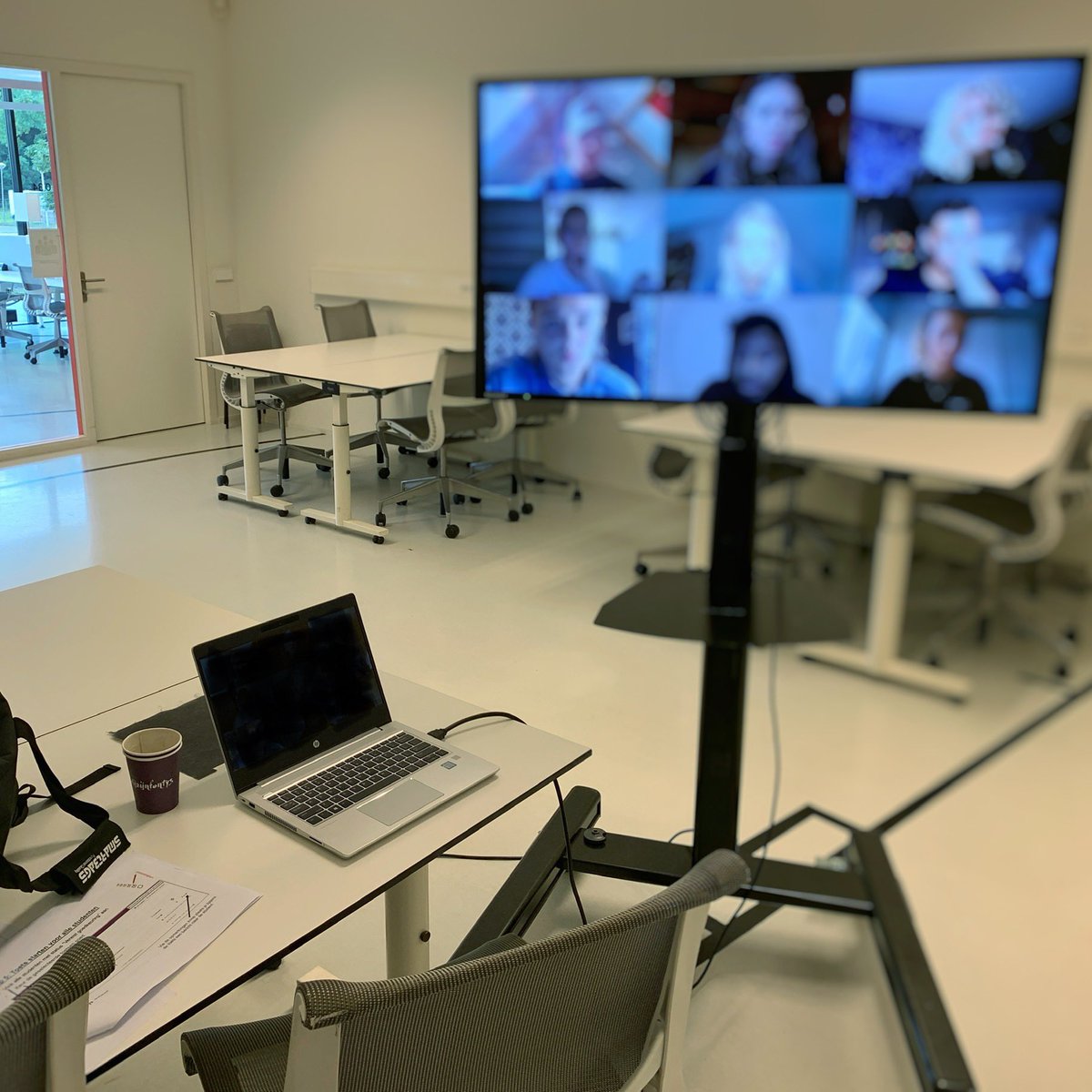RensVrijhoff's tweet photo. Ruim 200 studenten hebben gister in 1 uur de toets ‘Verbeteren van sportprestaties’ met 60 vragen online gemaakt. Zowel voor hen als de 26 surveillanten, 4 it-ondersteuners, 2 telefonisten en 2 leden van de examencommissie een nieuwe maar vooral uitdagende ervaring! #topteam https://t.co/AdZdBAS6wz