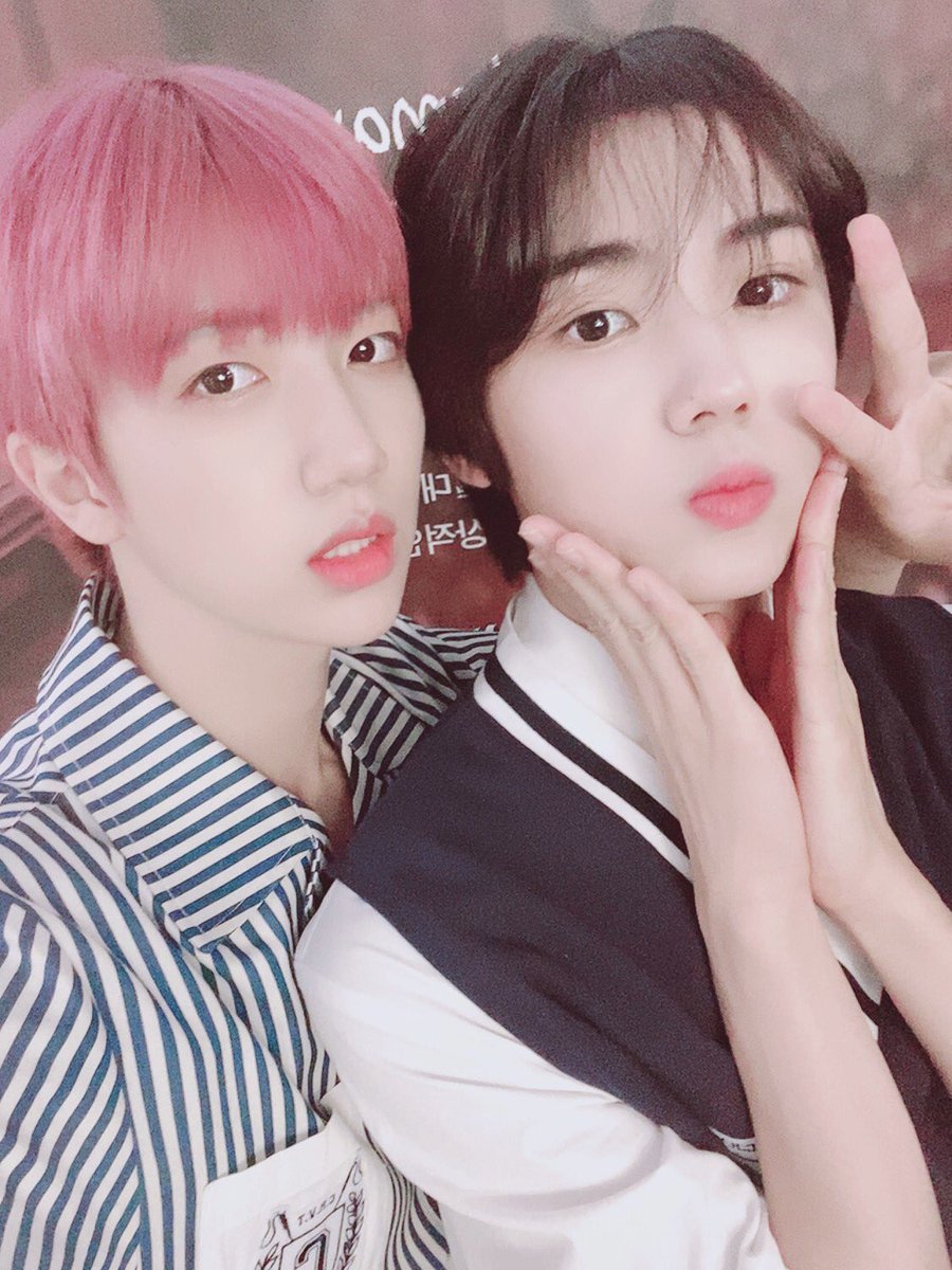 CRAVITY_twt's tweet photo. 러비티이이이잉 오늘 음중 잘 보셨습니까??ㅎ 오랜만에 O형즈가 왔지롱ㅎㅎ 항상 저희가 말로할 수 없을만큼 사랑하는거 알고 계시져??❤️다들 저녁 드셨나여!? 저는 맛있는 김밥 먹었어여!!ㅋㅋ 안뇽 #O형즈 #원진성민 https://t.co/N1gUWR8zHP