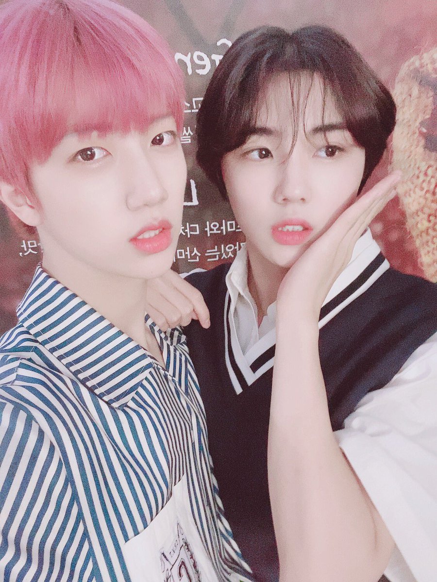CRAVITY_twt's tweet photo. 러비티이이이잉 오늘 음중 잘 보셨습니까??ㅎ 오랜만에 O형즈가 왔지롱ㅎㅎ 항상 저희가 말로할 수 없을만큼 사랑하는거 알고 계시져??❤️다들 저녁 드셨나여!? 저는 맛있는 김밥 먹었어여!!ㅋㅋ 안뇽 #O형즈 #원진성민 https://t.co/N1gUWR8zHP