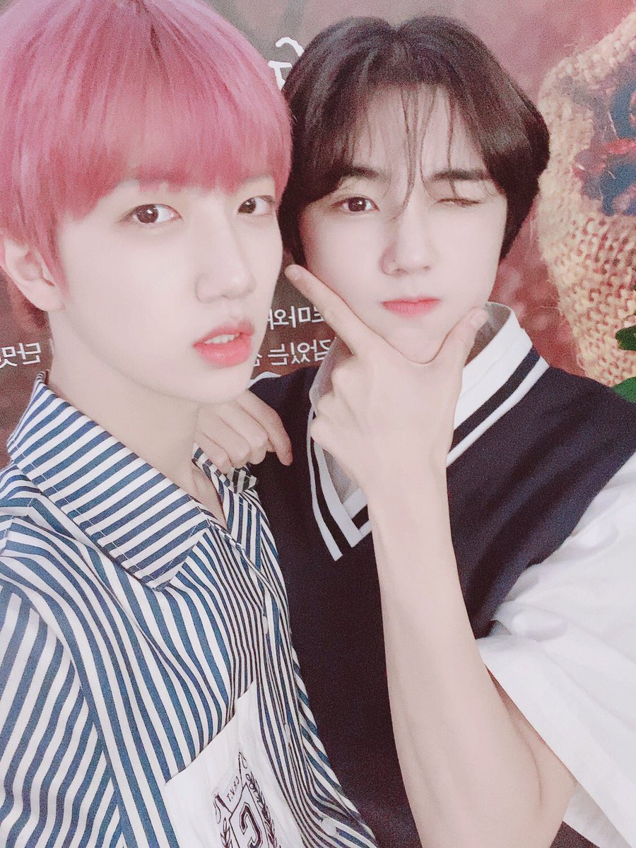 CRAVITY_twt's tweet photo. 러비티이이이잉 오늘 음중 잘 보셨습니까??ㅎ 오랜만에 O형즈가 왔지롱ㅎㅎ 항상 저희가 말로할 수 없을만큼 사랑하는거 알고 계시져??❤️다들 저녁 드셨나여!? 저는 맛있는 김밥 먹었어여!!ㅋㅋ 안뇽 #O형즈 #원진성민 https://t.co/N1gUWR8zHP