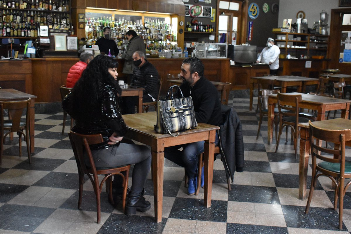 ElChubut's tweet photo. Luego de 104 días cerrada, volvió a abrir la confitería del histórico Hotel Touring

➡️ https://t.co/b2itWoRu3U https://t.co/XqHcXBlXCV