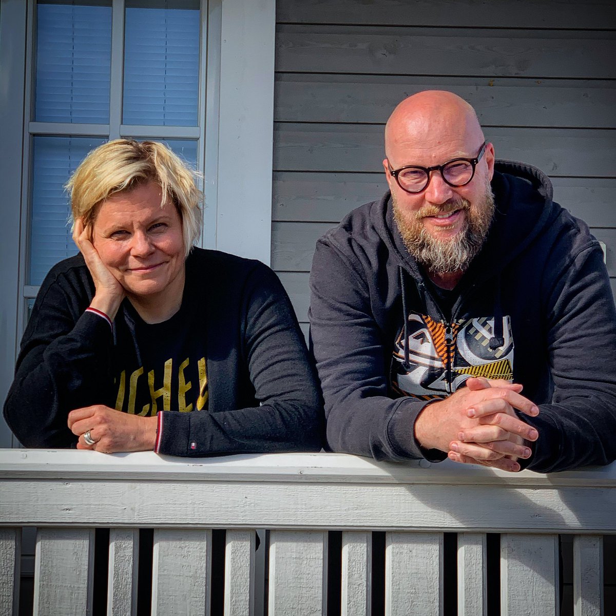 vuorinen_juha's tweet photo. Teimme tänä hulluna keväänä Paula Norosen kanssa 10-osaisen podcastsarjan,  ”Pelastuspartio Noronen &amp; Vuorinen”. Oheisesta linkistä pääset pelastettuun maailmaamme https://t.co/trR0ZA4xeC @storytel_fi @PaulaNoronen #pelastuspartio https://t.co/ES119Ahj7t