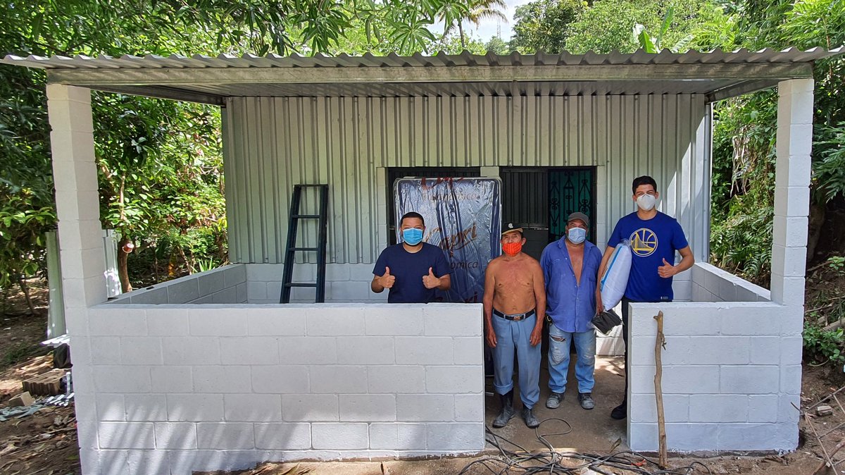 dinosafie's tweet photo. Después de dormir en suelo de lodo, casa de adobe, goteras, cama destruida.  Hemos entregado (solo nos faltan las ventanas) la nueva casa de Don Felipe👊👊👊 . Gracias por donar, hagamos muchas más y hagamoslas mejor💙 
Puedes seguir donando en https://t.co/a3ddFzIZPh https://t.co/LWhyFGOA5E