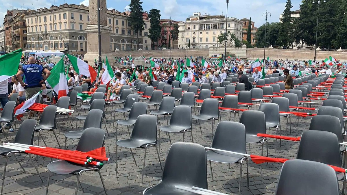 ilruttosovrano's tweet photo. In #piazzadelpopolo i bot che mettono i like ai post di Meloni e Salvini. https://t.co/tbZwp0SHV3