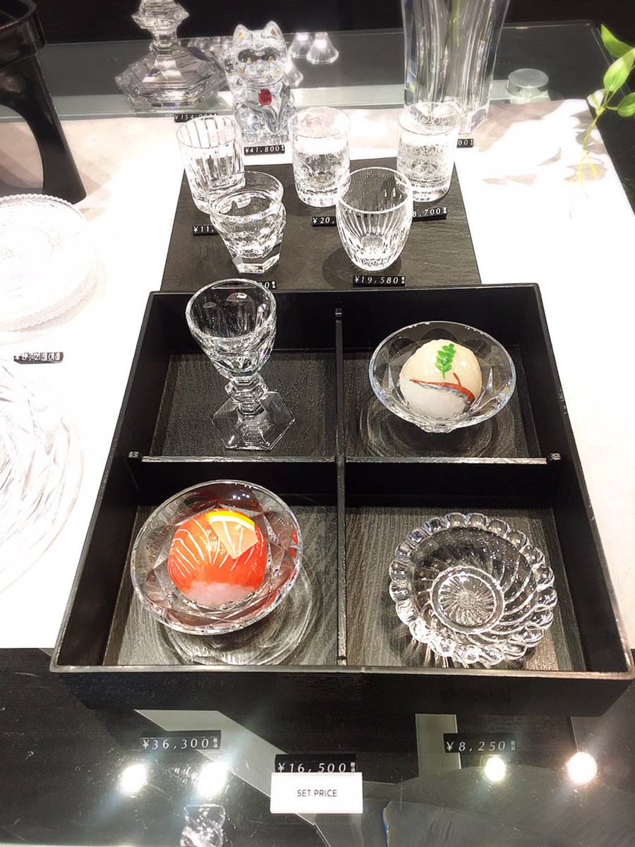 華道家 小林玉実令 先週末 久々に日本橋高島屋に寄ったら目にも涼やかな商品が沢山 固定概念を持たずに様々なものを花器にしていけますが デパートは和洋問わず正統美のクラフツマンシップを比較検討できるのが便利 華道 いけばな