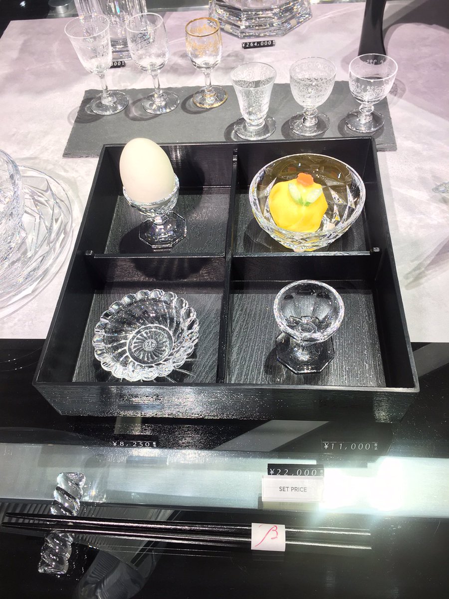 華道家 小林玉実令 先週末 久々に日本橋高島屋に寄ったら目にも涼やかな商品が沢山 固定概念を持たずに様々なものを花器にしていけますが デパートは和洋問わず正統美のクラフツマンシップを比較検討できるのが便利 華道 いけばな