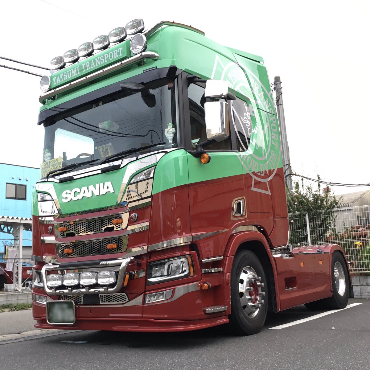 饭塚 めちゃくちゃかっこいいトラックが停まってた 欧州のトレンドを意識してカスタマイズした輸入大型トラックは最近ちょくちょく見かけるけど このscaniaは再現度がエグい ロッテルダムとかマルセイユとか 欧州の巨大貿易港を走っててもフツーに違和感 饭塚 めちゃくちゃかっこいいトラックが停まってた 欧州のトレンドを意識してカスタマイズした輸入大型トラックは最近ちょくちょく見かけるけど このscaniaは再現度がエグい ロッテルダムとかマルセイユとか 欧州の巨大貿易港を走っててもフツーに違和感