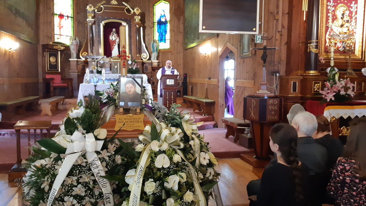 NLubelska's tweet photo. Już jest w dobrych rękach Ojca. Zakończyły się uroczystości pogrzebowe śp. ks Wojciecha Szlachetki. Proboszcza z Abramowa @ArchLubelska pożegnali kapłani z bp. #AdamBab, Rodzina oraz wierni. Ciało Kapłana zmarłego w 57 r. życia i 33 r. kapłaństwa spoczęło w Kraczewicach. https://t.co/qdNrgTSoiB