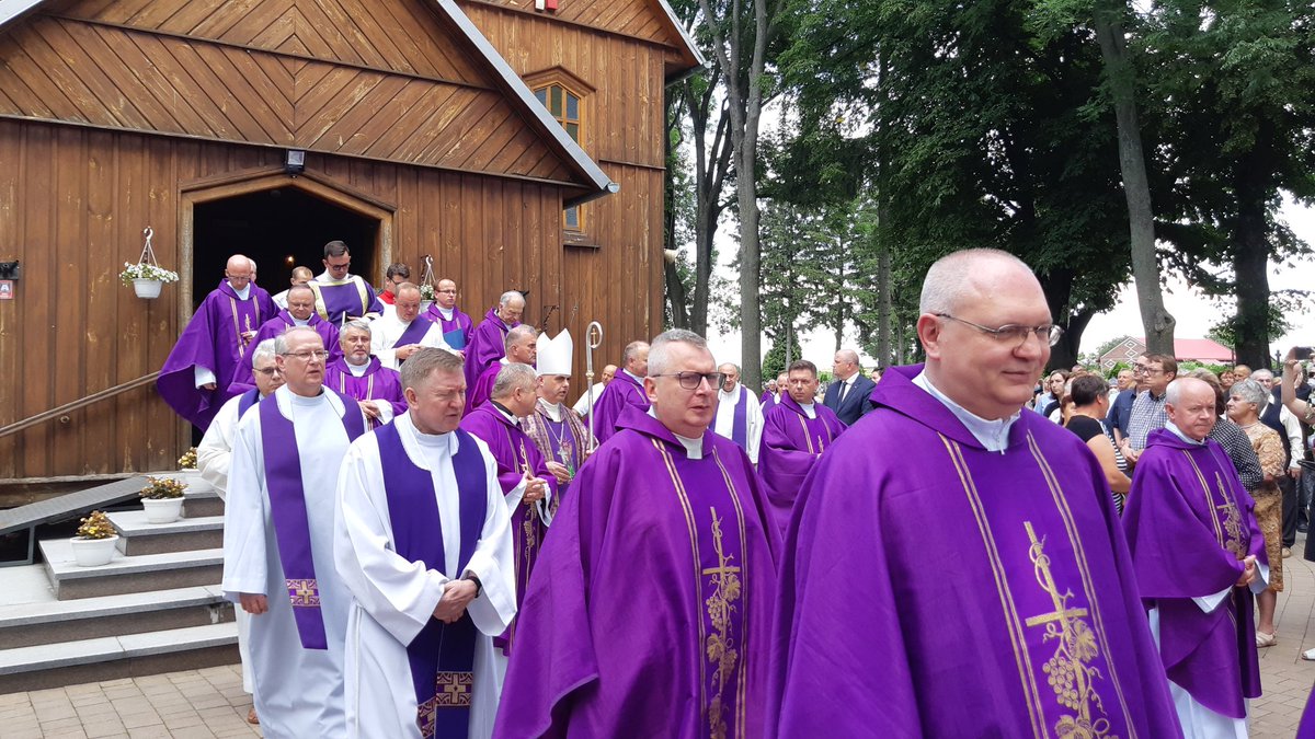 NLubelska's tweet photo. Już jest w dobrych rękach Ojca. Zakończyły się uroczystości pogrzebowe śp. ks Wojciecha Szlachetki. Proboszcza z Abramowa @ArchLubelska pożegnali kapłani z bp. #AdamBab, Rodzina oraz wierni. Ciało Kapłana zmarłego w 57 r. życia i 33 r. kapłaństwa spoczęło w Kraczewicach. https://t.co/qdNrgTSoiB