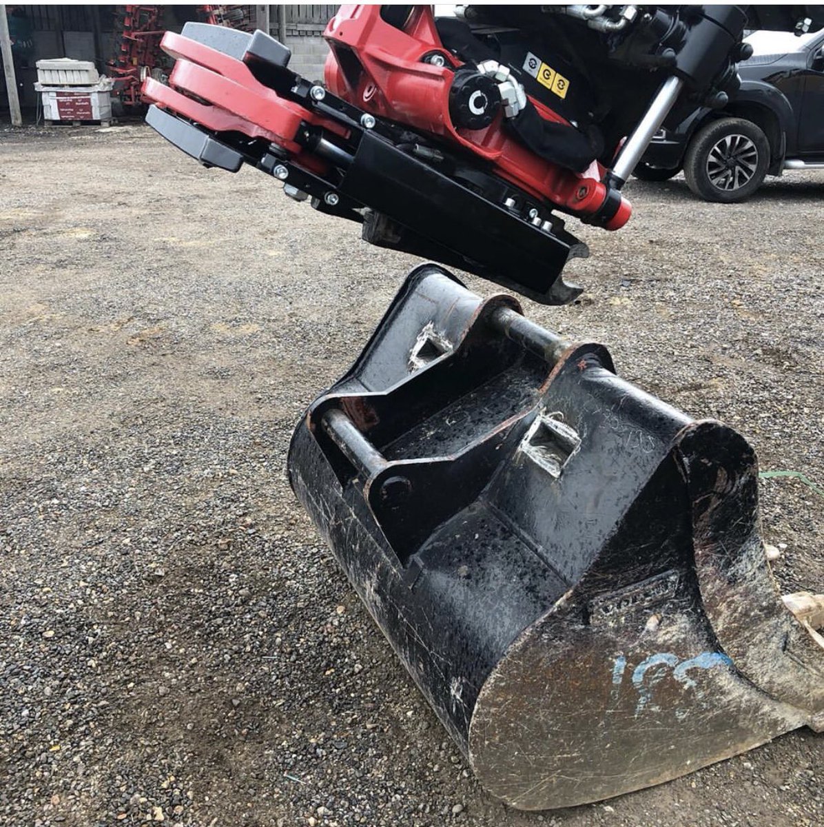 bphdriverhire's tweet photo. When ur bulk bucket was converted with brake out force in mind not a gripper ... nice pocket made buy @weld_services to fit gripper https://t.co/SBKiNZ1sX6