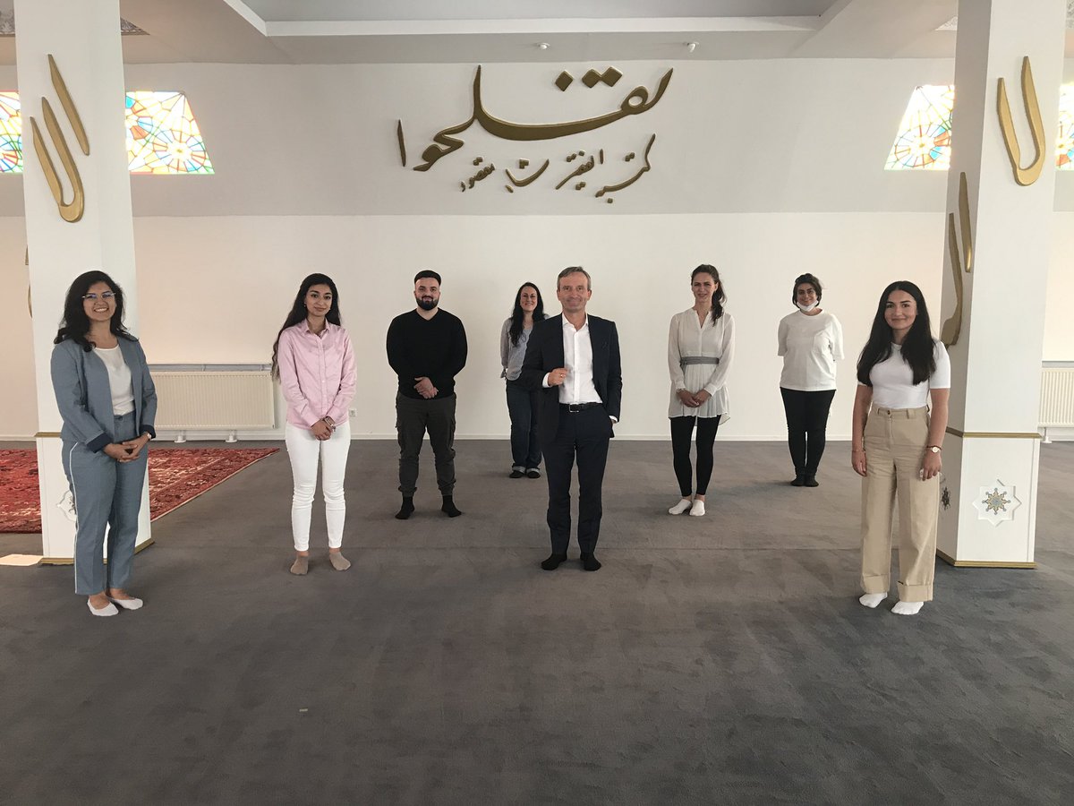 MTOShahmaghsoud's tweet photo. Gestern besuchte uns der @OB_ThomasGeisel in unserer Düsseldorfer #MTOShahmaghsoudi Gemeinde. Bei dem Treffen stellten wir unsere #Wohltätigkeitsarbeit auf lokaler und globaler Ebene vor, um unsere #charitativeArbeit und unsere #Visionen vorzustellen. https://t.co/JZxyKXH3xZ