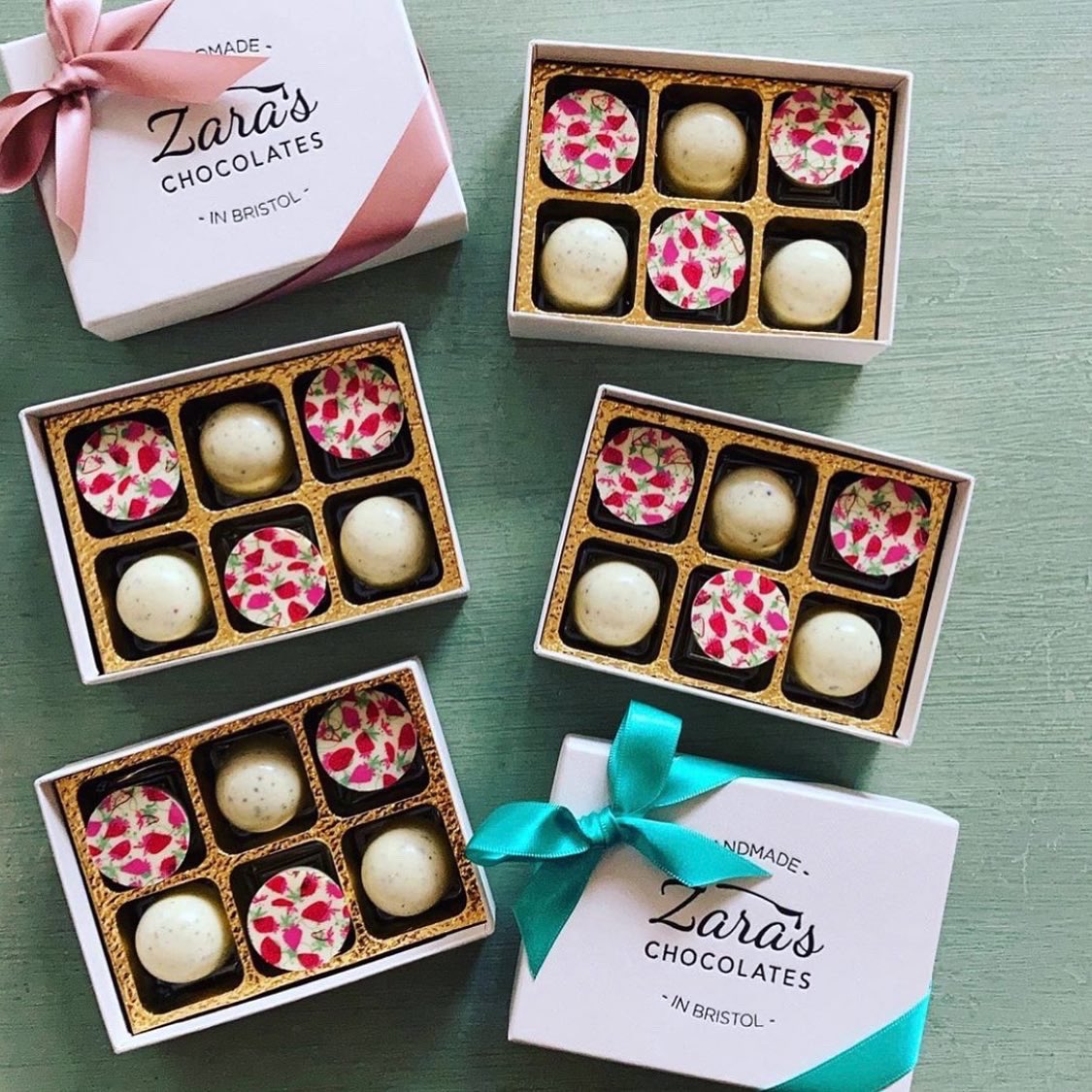 ‘NY’ gin truffles from the wonderful @ZarasChocolates 🍓🍫🍸 Strawberry, Black pepper and gin! *we have a few boxes available at the distillery from today*