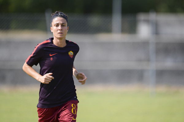 LFootball_'s tweet photo. ❌ Manuela #Coluccini lascia la @ASRomaFemminile!
▶️ Ad annunciarlo la giocatrice su Instagram
💬 "Da Romana e quindi Romanista lascio un pezzo di cuore pronta però a dare il massimo nella prossima sfida della mia carriera"
#ASRomaFemminile #ASRoma #SerieAFemminile #LFMarkt https://t.co/xemMOUIW2j