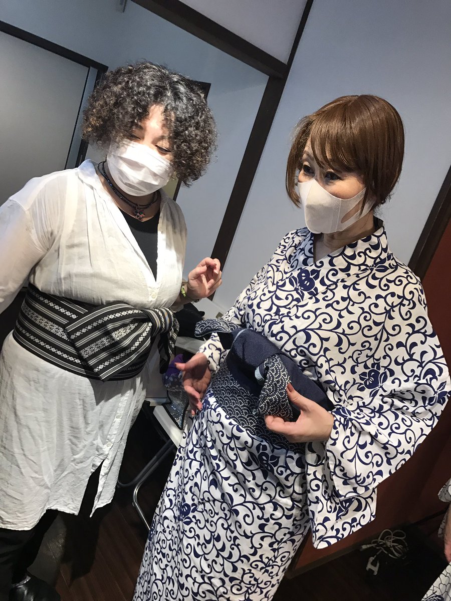 Tkatelierhouse 本日は 小田彦三郎さんを講師にお迎えして 浴衣の着付けを教わりました まず 先生が ご用意してくださった古着の浴衣で 基本的な浴衣の着方と 文庫結び 貝結び 二種類の帯の巻き方を教わりました