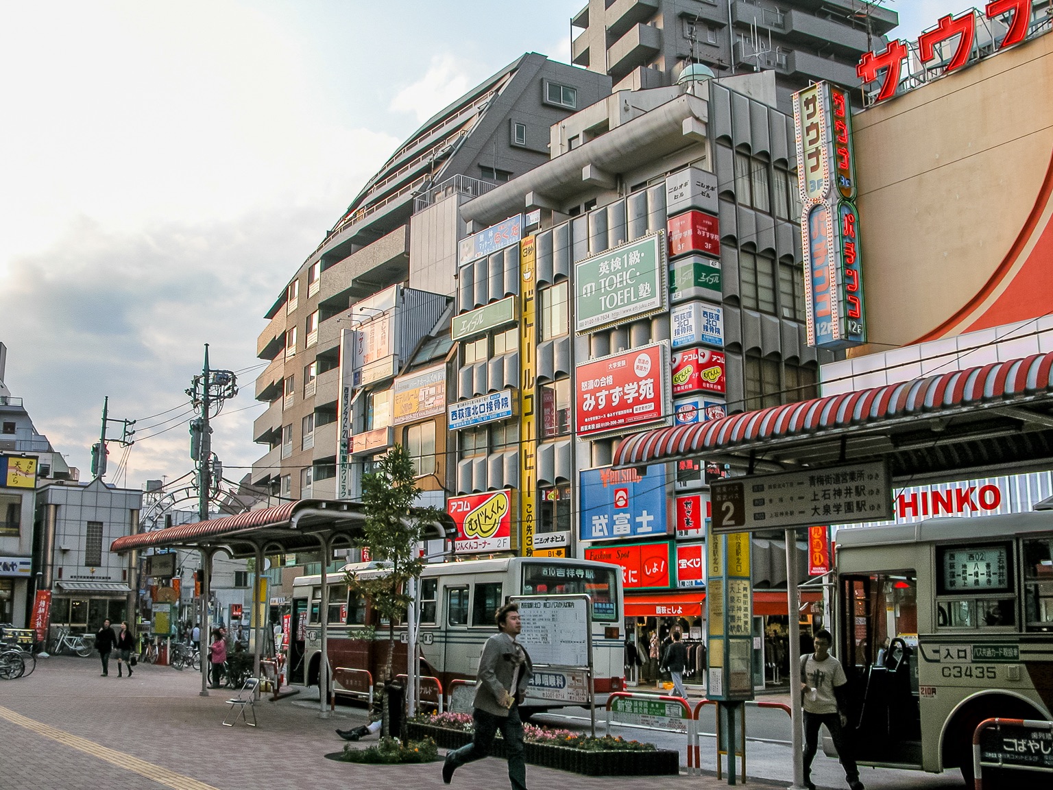 三日画師 西荻窪 駅北口 北銀座街の入口にあって街の象徴的な存在だったと思われるwine Amp Foods喜久屋も数年前に閉店 銀座コージーコーナーだったところも含めて現在は新しく建て替えられている 中央線の高架下が タクシーのりばになっている 04年10月