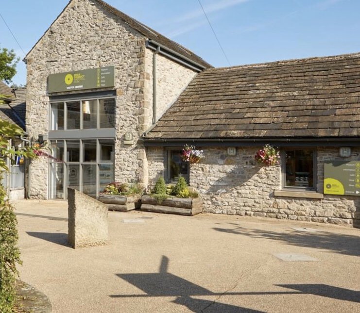 If you’re in #Castleton today and need any help or advice on your day in the #PeakDistrict, then our visitor centre is open until 3:30pm 👍 Please follow social distancing and other guidance from our staff 😊 #KnowBeforeYouGo