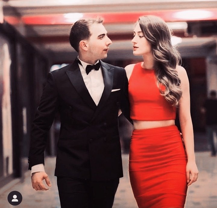 Fotoğrafların mükemmelliğine bakar mısınız. Birinde el eleler, birinde hilmi fatmanın beline sarılmış , birinde birbirlerine bakıyolar of of sonsuza kadar abartabilirim bunları