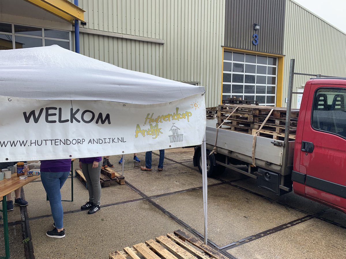 hutdorpAndijk's tweet photo. Er zijn een mooi aantal pallets opgehaald voor @hutdorpAndijk @home Veel succes met bouwen!! 💪🏻🔨🔨 #andijk @DeJongLelies bedankt voor de pallets en het gebruik van jullie locatie!!! 👍🏻 https://t.co/Wc7MSGs4fH