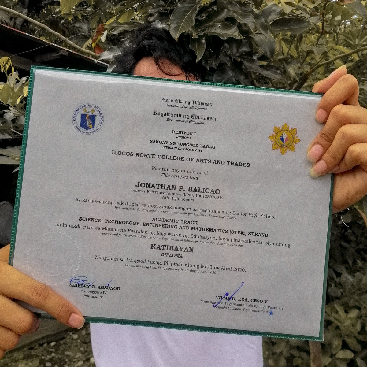 its_nathanb's tweet photo. Sabihin mo "Salamat INCAT💚💛"!❤ 

Balicao, Jonathan P.
With High Honors -STEM 
Class Natakneng 2020!♥🎓✨ https://t.co/eTafIKr4yK