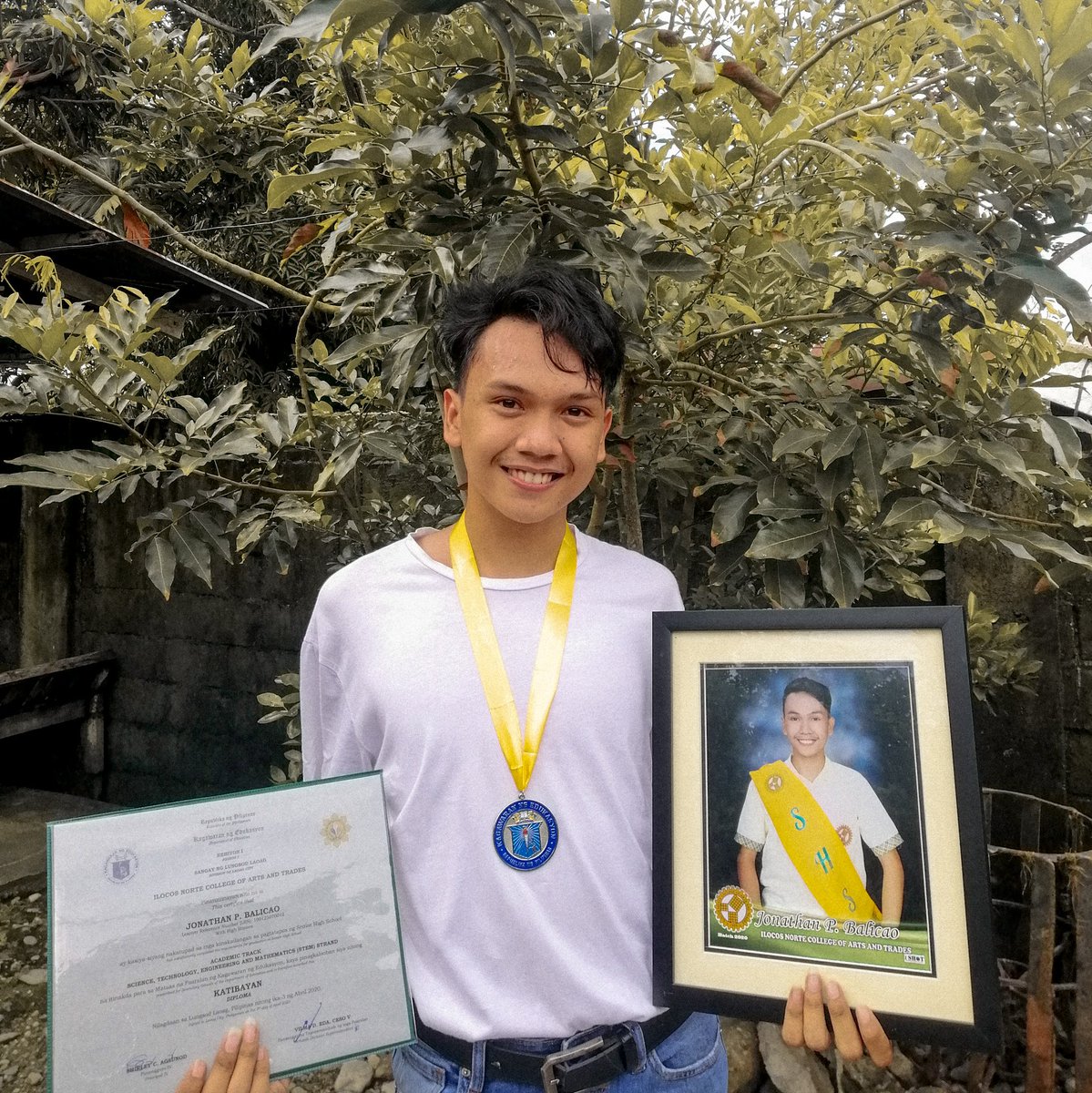 its_nathanb's tweet photo. Sabihin mo "Salamat INCAT💚💛"!❤ 

Balicao, Jonathan P.
With High Honors -STEM 
Class Natakneng 2020!♥🎓✨ https://t.co/eTafIKr4yK