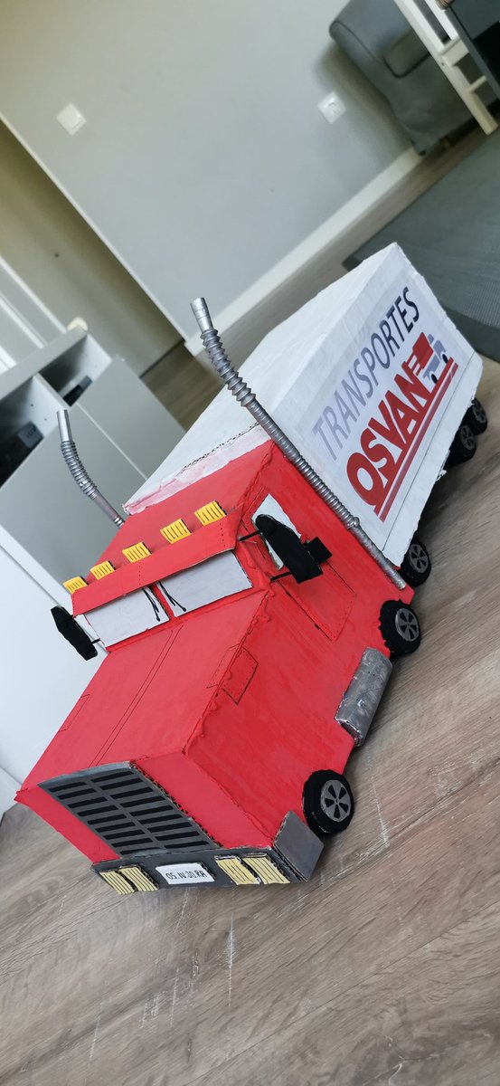 AlvarezPacios's tweet photo. Bueno, pues ya está terminado al 100%. Aquí tenéis @NormaComics el camión que he hecho con mi hijo reciclando las cajas con pedidos de cómics que os hago. Ese cartón es irrompible XD https://t.co/ShayrInhxW