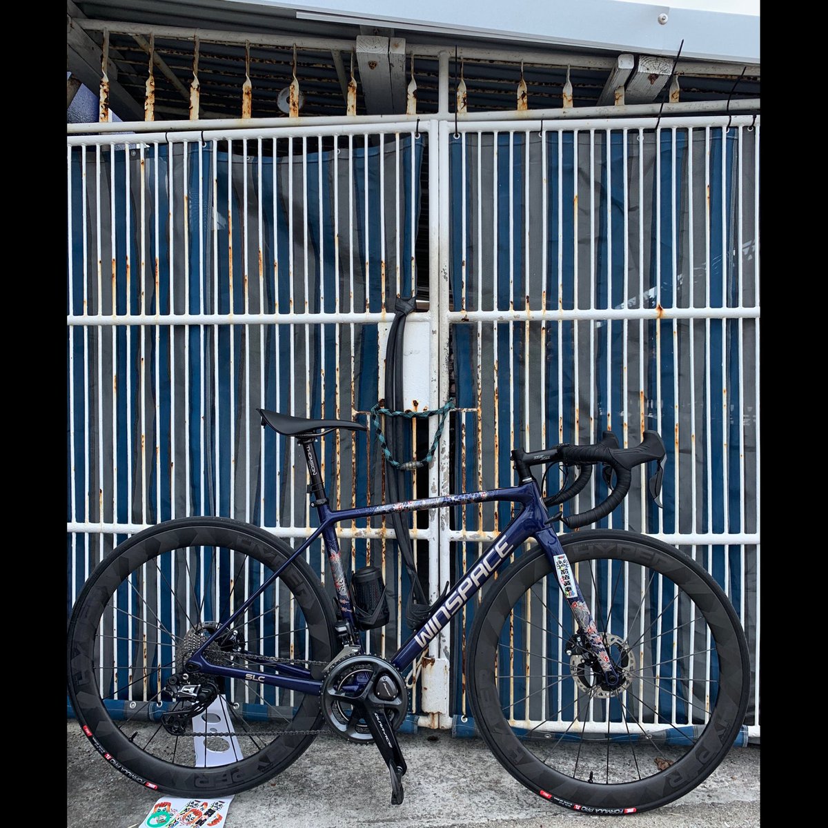 MAEDO_MAIYO's tweet photo. 沖縄らしい塩害の効いた柵と私の愛機✨ #bycycle #maiyo #ロードバイク #roadbike #自転車 #BIKEFIT #WINSPACE #WINSPACESLC #chapter2bikes https://t.co/wwtIonSFV6