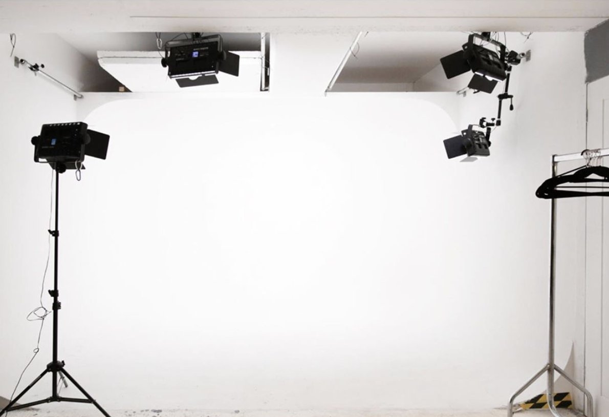 This beautiful studio is yours if you want it ❤️📸🎞
Pls email us if you're interested