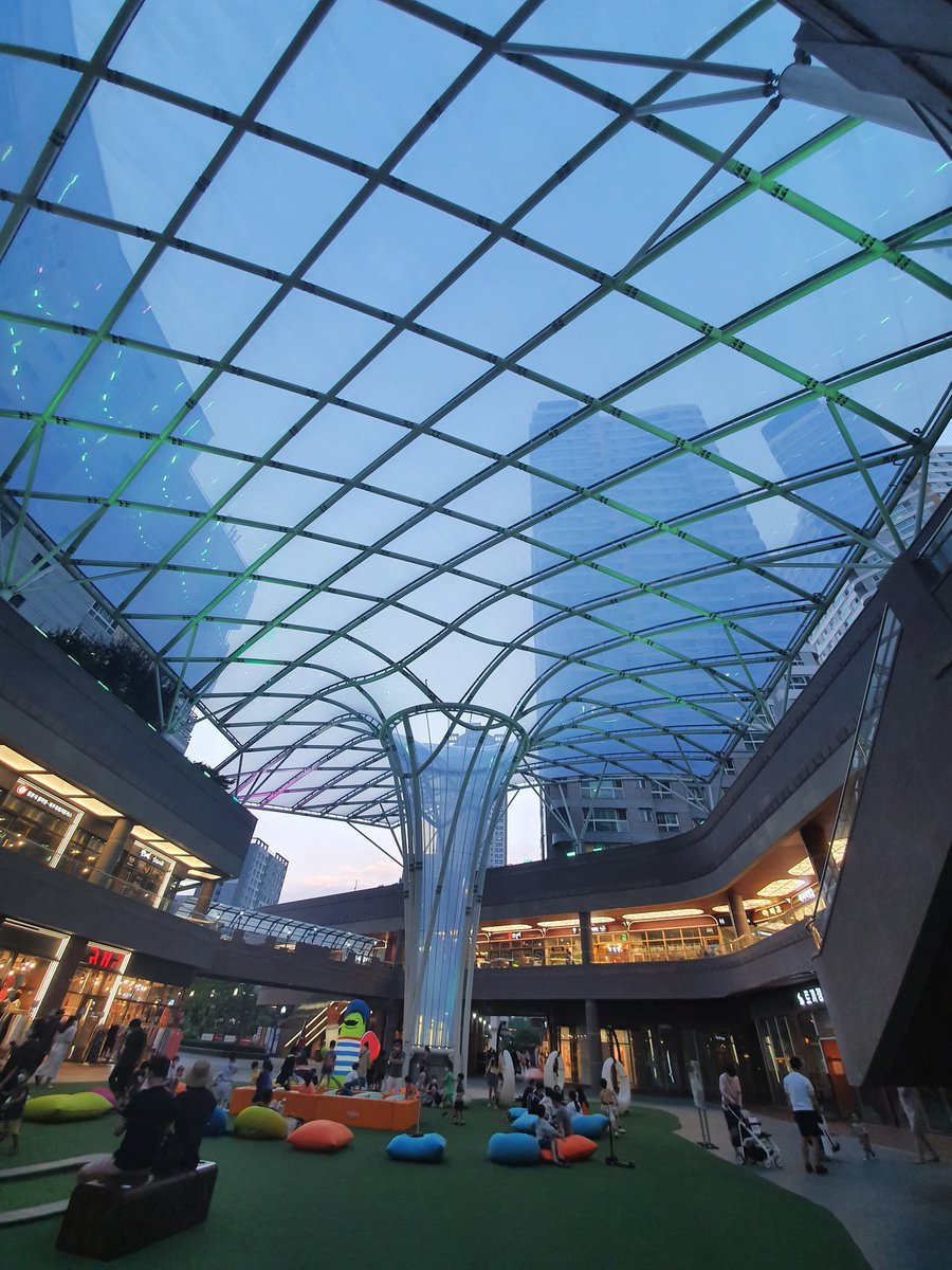 MakMax_kr's tweet photo. Double layer ETFE Canopy by MakMax Taiyo.
Gwang-gyo, Korea 
All transparent ETFE air cushion structure. 
#광교아브뉴프랑 #etfe #beautifulstructure @ 광교아브뉴프랑 https://t.co/xsiPeHmd4z https://t.co/kkLkznGHiD