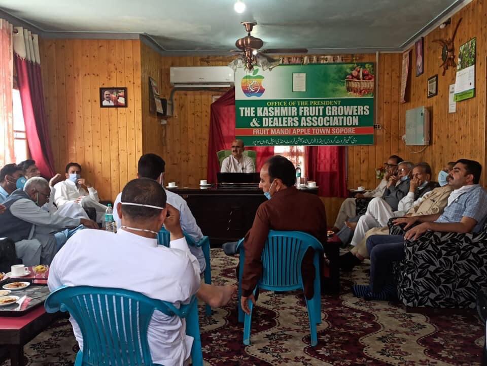 Kakaji29's tweet photo. A meeting of all Presidents of different fruit Associations under the banner of All Valley Fruit Growers and Dealers Union at the office of The Kashmir Fruit Growers and Dealers Association Fruit Mandi Apple Town Sopore. In this meeting various issues regarding Horticulture secto https://t.co/07j3zqtryI