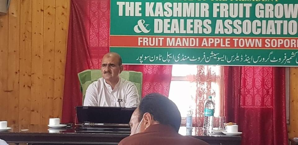 Kakaji29's tweet photo. A meeting of all Presidents of different fruit Associations under the banner of All Valley Fruit Growers and Dealers Union at the office of The Kashmir Fruit Growers and Dealers Association Fruit Mandi Apple Town Sopore. In this meeting various issues regarding Horticulture secto https://t.co/07j3zqtryI