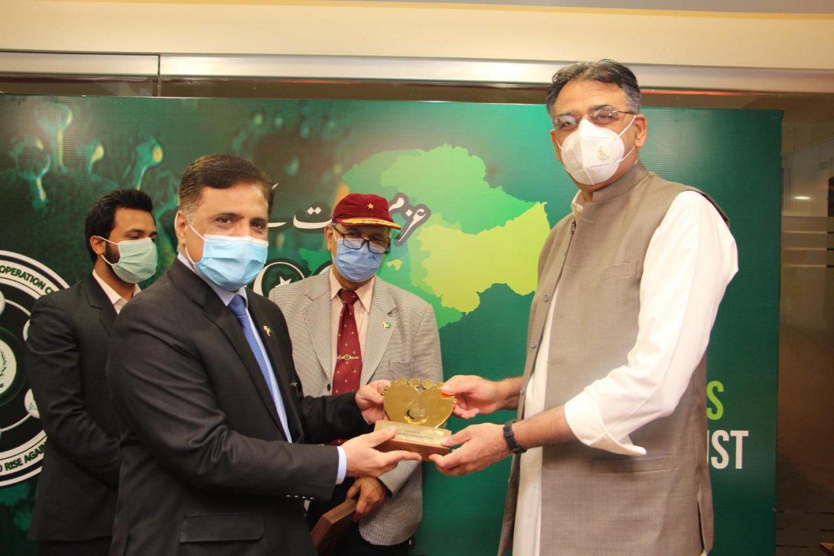 PakFightsPolio's tweet photo. 1/2 Federal Minister &amp; Head of NCOC @Asad_Umar accompanied by PM's Focal Person Dr. Faisal Sultan paid a visit to the National Emergency Operations Center to monitor the work being done to support COVID19 response #PolioWorkersStandWithYou
#عزم_و_ہمت_کے100دن https://t.co/m2uzIVM6xX
