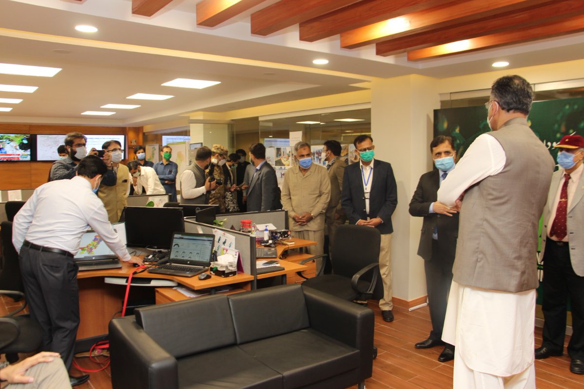 PakFightsPolio's tweet photo. 1/2 Federal Minister &amp; Head of NCOC @Asad_Umar accompanied by PM's Focal Person Dr. Faisal Sultan paid a visit to the National Emergency Operations Center to monitor the work being done to support COVID19 response #PolioWorkersStandWithYou
#عزم_و_ہمت_کے100دن https://t.co/m2uzIVM6xX