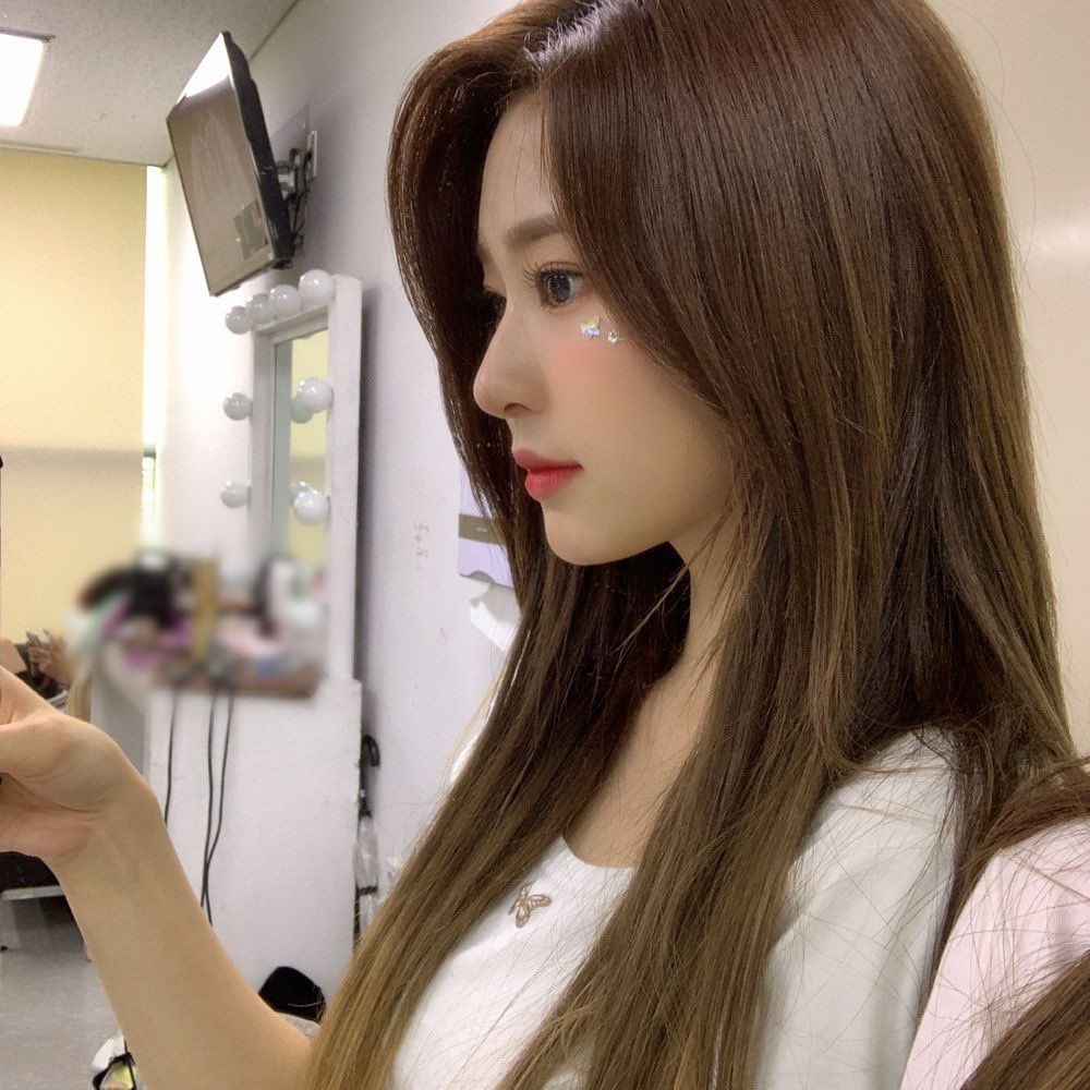 GbubbleCenter's tweet photo. 20/06/30
金珉周Mail😘😘
#金珉周 #IZONE #IZONE_OneiricDiary 
#SSS7thWin #김민주 https://t.co/VhlDmlwswS