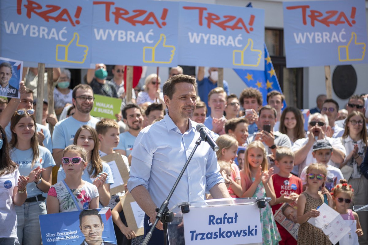 trzaskowski_'s tweet photo. Szefem prezydenta nie może być prezes partii. Szefem prezydenta musi być każda Polka i każdy Polak! Czas na zmianę! Możemy dokonać jej już 12 lipca - dlatego proszę Was o pełną mobilizację! Wygrajmy te wybory dla Polski! Ostrzeszów - dziękuję! #Trzaskowski2020 #SilnyPrezydent https://t.co/ZEZKqS3TrA