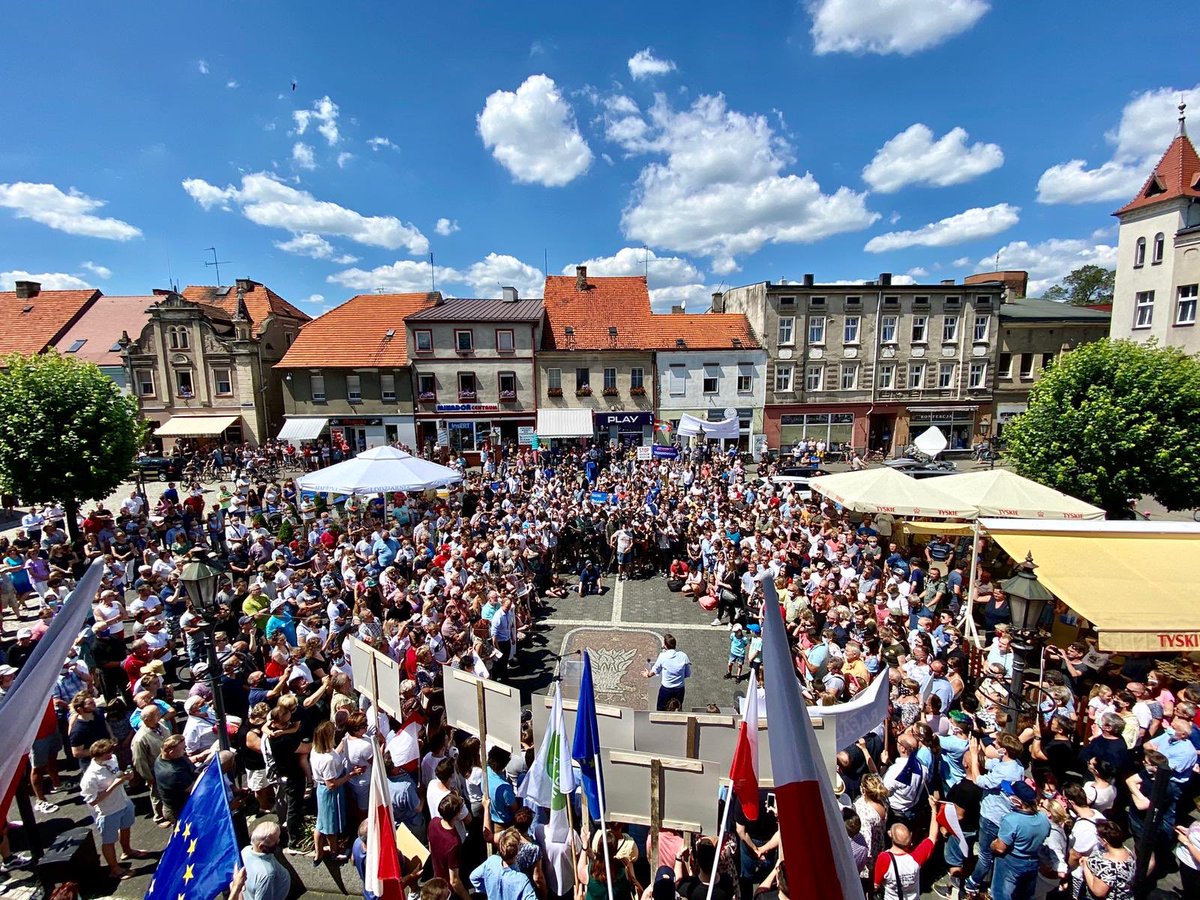 trzaskowski_'s tweet photo. Szefem prezydenta nie może być prezes partii. Szefem prezydenta musi być każda Polka i każdy Polak! Czas na zmianę! Możemy dokonać jej już 12 lipca - dlatego proszę Was o pełną mobilizację! Wygrajmy te wybory dla Polski! Ostrzeszów - dziękuję! #Trzaskowski2020 #SilnyPrezydent https://t.co/ZEZKqS3TrA