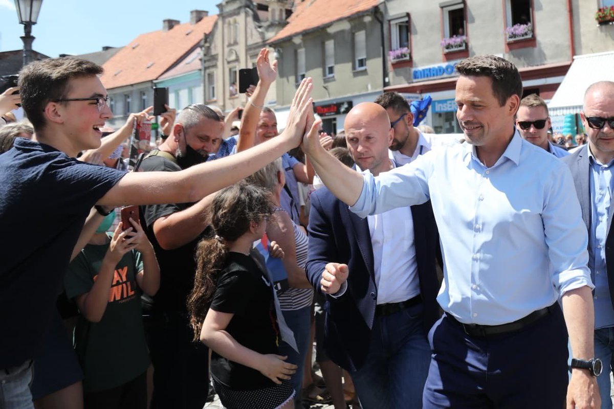 trzaskowski_'s tweet photo. Szefem prezydenta nie może być prezes partii. Szefem prezydenta musi być każda Polka i każdy Polak! Czas na zmianę! Możemy dokonać jej już 12 lipca - dlatego proszę Was o pełną mobilizację! Wygrajmy te wybory dla Polski! Ostrzeszów - dziękuję! #Trzaskowski2020 #SilnyPrezydent https://t.co/ZEZKqS3TrA