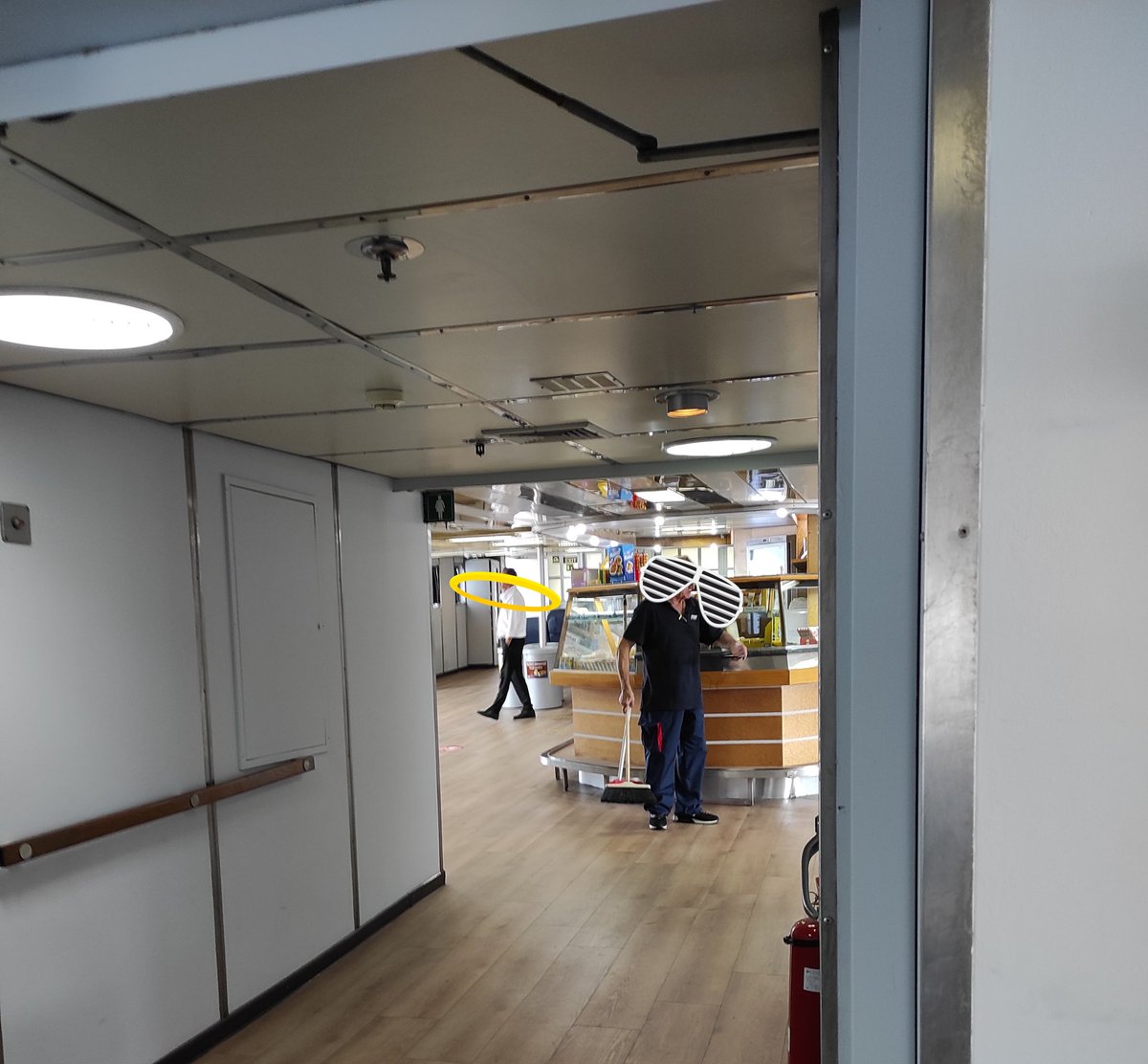 ChiaraBambu's tweet image. #coremar traghetti. NESSUNO DEL PERSONALE DI BORDO INDOSSA MASCHERINA E OVVIAMENTE NESSUNO DEI PASSEGGERI SE NON QUALCUNO. #COVID19italia  sembra mai esistito, boh. #incivili #4luglio