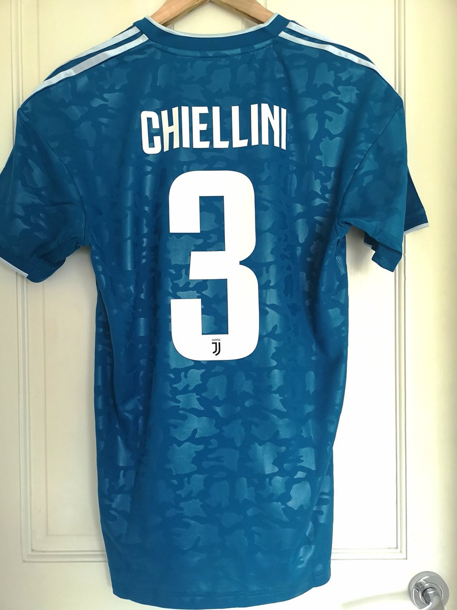 shirt_fan's tweet photo. Another of my @adidasUK order from yesterday for today's #saturdayshirt #homeshirt
It's the gladiator himself, 'King Kong' Chiellini on the back ๐ช๐ป
All three of the @juventusfcen shirts have been great this season! https://t.co/3K8IaT3BYj