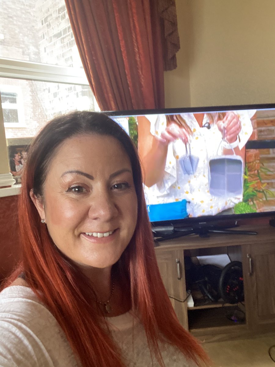 Easy_Pets's tweet photo. Watching our #easypets products the RollaBowl and Foldabowl on QVC this morning! Huge thanks to @lucypiper for doing such an amazing description and demo of our fab products features and benefits 👍 https://t.co/oq4FkkVkX5
