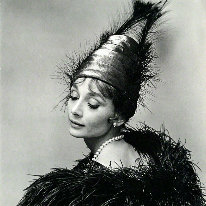 GDCinteriors's tweet photo. Of Audrey Hepburn, Beaton said ‘she is like a portrait by Modigliani where the various distortions are not only interesting in themselves but make a completely satisfying composite’.⠀
https://t.co/Jnm4oiTnFR⠀
Audrey Hepburn, 1963 by Cecil Beaton https://t.co/plYFq5Kenn https://t.co/Z7fFAtan2W