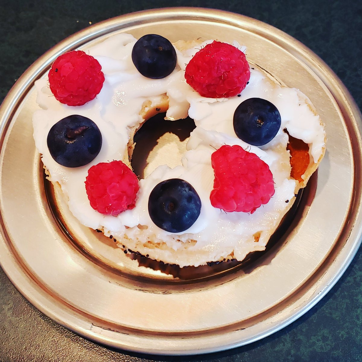 AllergyOrchard's tweet photo. Happy 4th of July! Hope your holiday is wonderful, safe and delicious!  

Starting my celebration with a #glutenfree bagel from The Greater Knead @glutenfreebagel and #dairyfree cream cheese from @ViolifeFoods #lancasterpaallergyfriendlyfood https://t.co/OYzkW90QhV