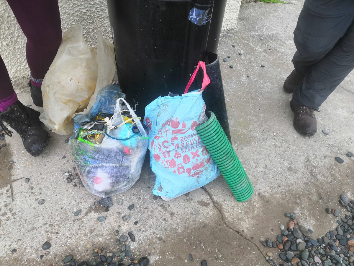 @Carlos201070 <a href="/TheMiniChaos/">MiniC</a> <a href="/ukruthy/">Ruth Thomas</a> <a href="/ZoologyRuth/">Zoology Ruth</a> Funny you should mention that ... This is the amount of rubbish <a href="/TheMiniChaos/">MiniC</a> just picked up in a half hour stroll ... Now all in the bin on the beach car park - how difficult was it ? 🤬🤬