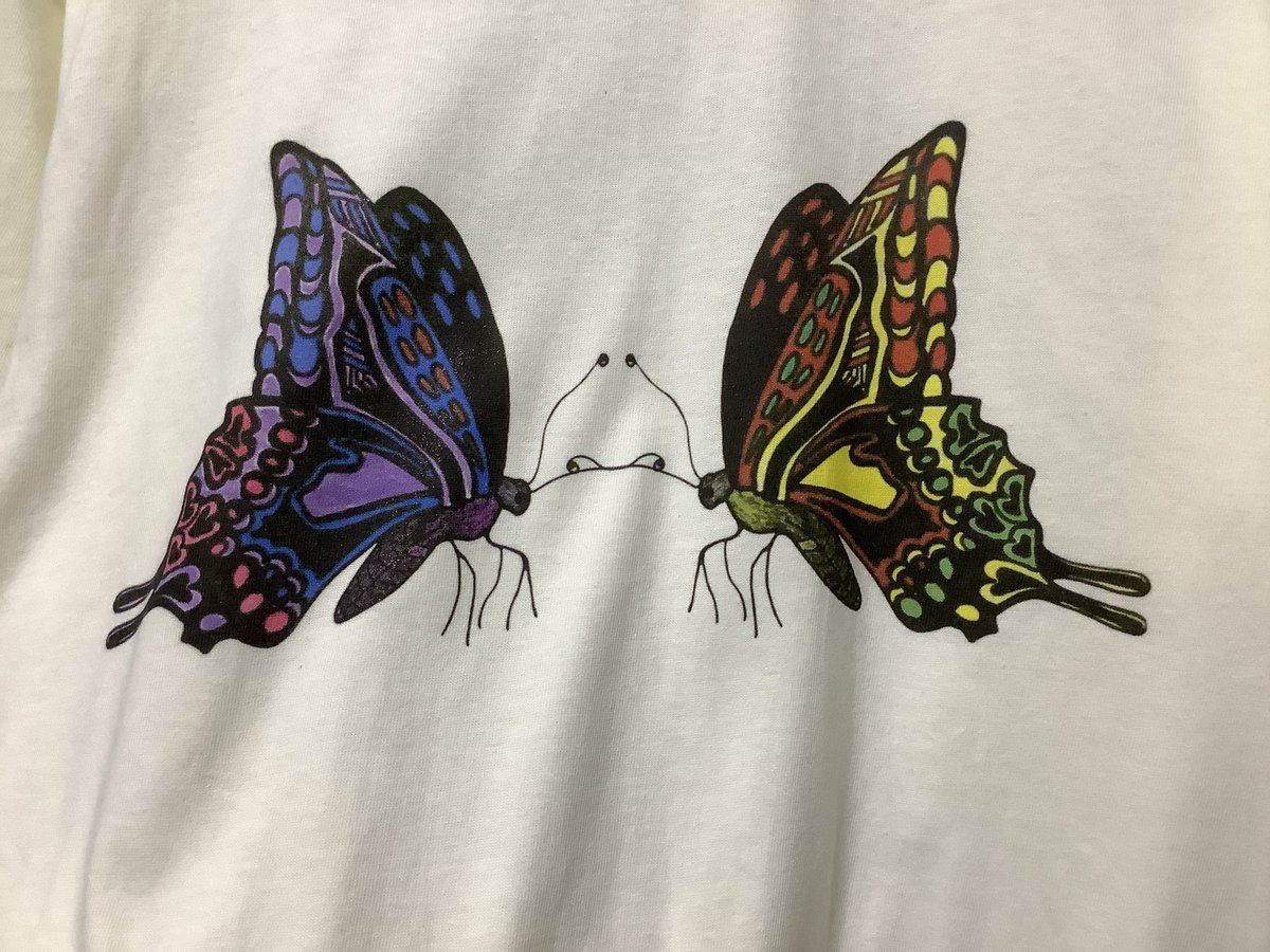 ソフィアママ Tシャツデザイン 綺麗にそのまま 描いた本人が自分が描いた絵だと思えない程 笑 綺麗な蝶 でした 因みに只今販売中の蝶は背中に大きな蝶イラストがあります 両面タイプで前は小さな蝶が この写真のtシャツは前面のみ ソフィアママ
