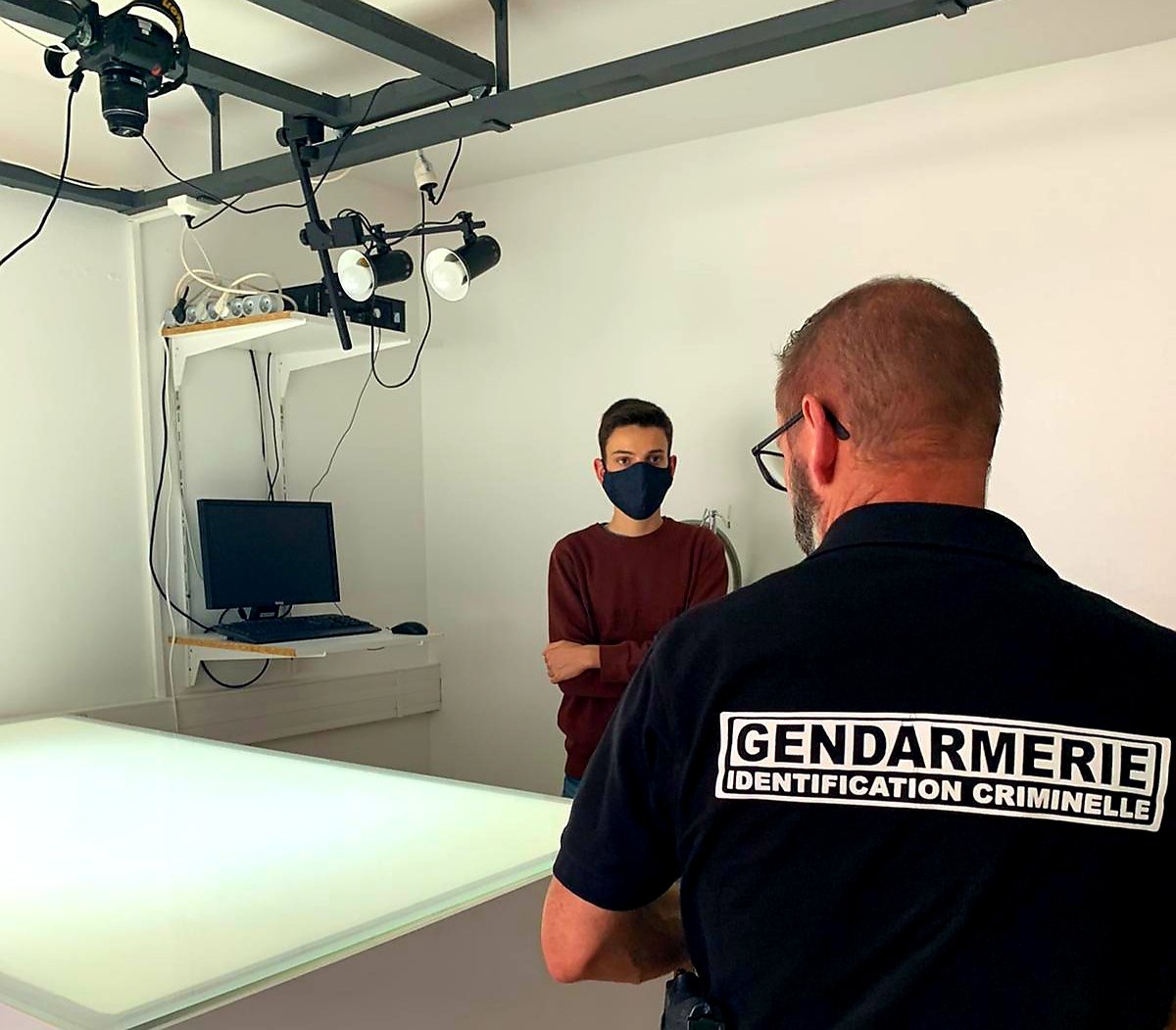 Gendarmerie_088's tweet photo. Nous avions invité Jérôme à venir visiter nos services après avoir lu dans un article qu'il avait vaincu la maladie de Lyme et qu'il souhaitait devenir gendarme. 
Son courage nous avait touché et nous sommes ravis que sa visite l'ait conforté dans son choix de carrière 💙 https://t.co/LlqzlZqwrM