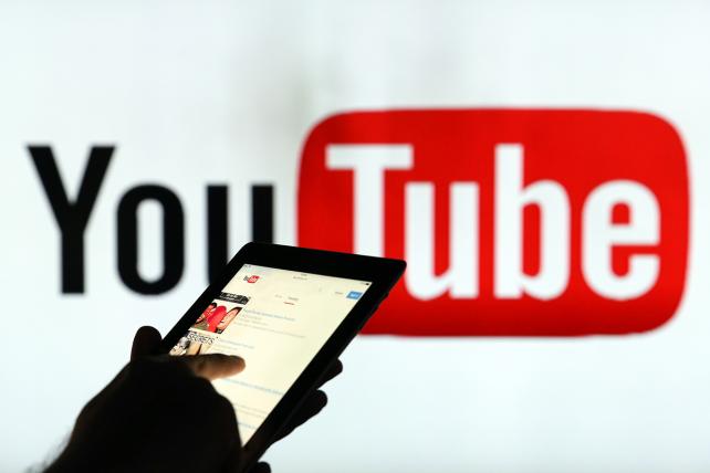 glenngabe's tweet photo. Info directly from YouTube about how its ranking algo works -> YouTube Explains Common Algorithm &amp; Video Distribution Queries

"In discovery, we look at how a video performs in the context it's shown. Home &amp; Watch Next each have their own ranking models." https://t.co/sFhpcgD2QB https://t.co/AJgAesz9zu