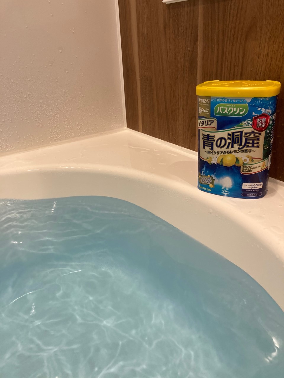 Cyon 暑くなったら青色の水のお風呂に入りたくなるよね とドラッグストアへ バスクリンの 青の洞窟 があったので即購入 結婚早々 一生のお願い を使ってしまった新婚旅行の行先が青の洞窟という 海蝕洞好きとしては抗えないネーミングセンス 写真 Cyon 暑くなったら青色の水のお風呂に入りたくなるよね とドラッグストアへ バスクリンの 青の洞窟 があったので即購入 結婚早々 一生のお願い を使ってしまった新婚旅行の行先が青の洞窟という 海蝕洞好きとしては抗えないネーミングセンス 写真