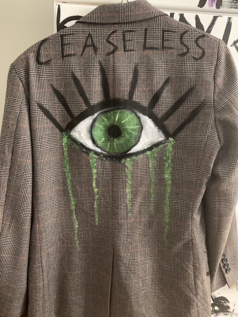 PercyofWalter's tweet photo. I painted a Ceaseless Watcher blazer, cause damn, the Eye really is one of my favorite entities. Also TMA and @TheRustyQuill in general have been on my mind a lot. Thank you for the amazingly creepy stories #TheMagnusArchives #tma #tmafanart #theeye #ceaselesswatcher https://t.co/H7nDh1K5vv