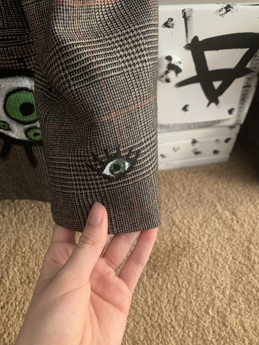 PercyofWalter's tweet photo. I painted a Ceaseless Watcher blazer, cause damn, the Eye really is one of my favorite entities. Also TMA and @TheRustyQuill in general have been on my mind a lot. Thank you for the amazingly creepy stories #TheMagnusArchives #tma #tmafanart #theeye #ceaselesswatcher https://t.co/H7nDh1K5vv