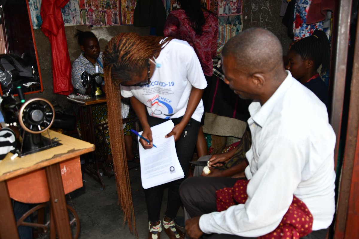 CheckCongo's tweet photo. Congo Check a été dans la rue aujourd'hui pour inviter les gens à souscrire volontairement au service SMS Covid19 pour regulierement recevoir des informations vérifiées sur la maladie à Coronavirus par SMS. @factchecknet @Internews_RDC #CoronavirusFacts #DatosCoronavirus https://t.co/XTKgPsMuu3